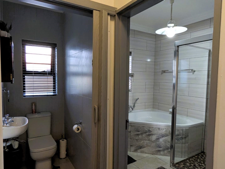 5 Bedroom Property for Sale in Fraaiuitsig Western Cape